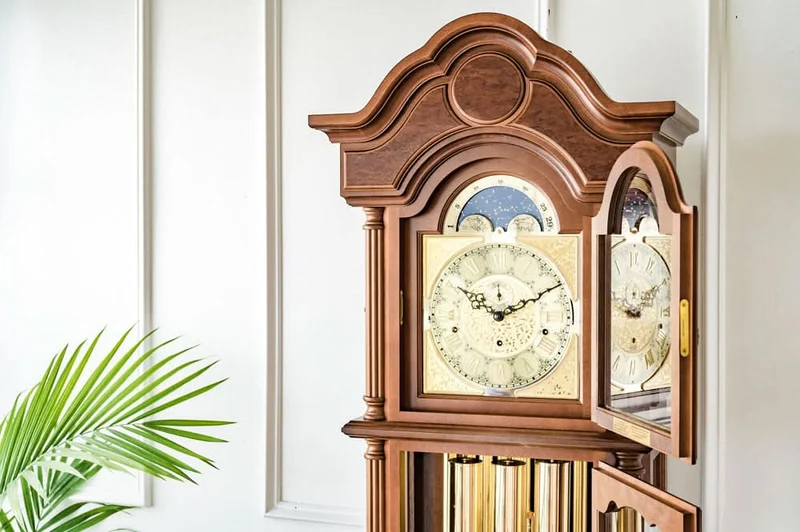 Hermle Standuhr 206x61x33 cm Holz • Mechanisches 8-Tage Uhrwerk • Dreifach-Schlagwerk
