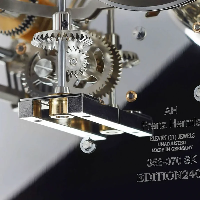 Hermle Tischuhr 29,2x28,9x28,9 cm Nickel • Astronomisches Uhrwerk • Präzise Mondphasenanzeige