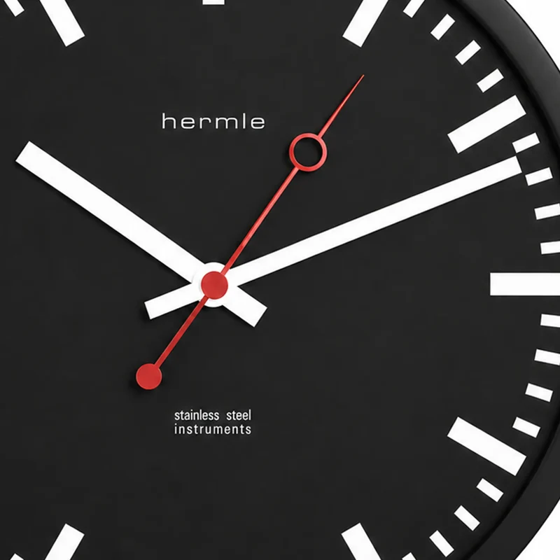 Hermle Wanduhr 30 cm Ø Aluminium • Modernes Design • Präzises Quarzwerk