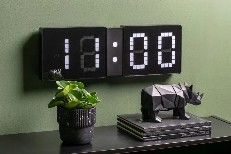 Karlsson Wanduhr 20x60x4 cm Kunststoff • Modernes Flip-Design • Klare digitale Zeitanzeige