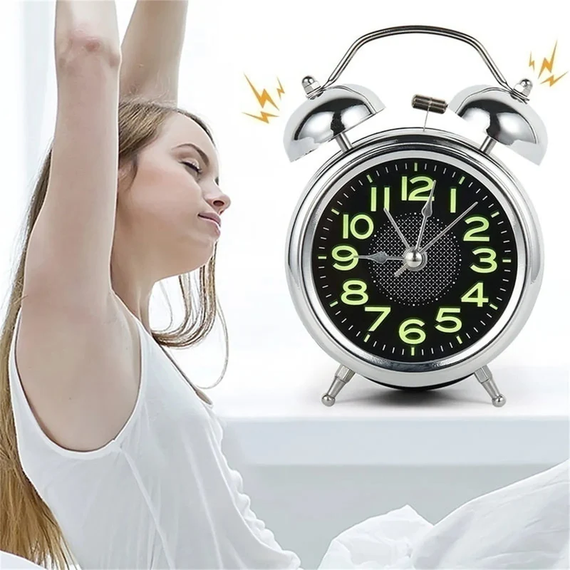 Retro Wekker met Dubbele Bel Zilverkleurige Metalen Behuizing Stille Quartz Beweging Nachtlicht Mechanisch Alarm voor Diepe Slapers Glazen Voorplaat 10cm Klassiek Design Batterijvoeding | Sansoti