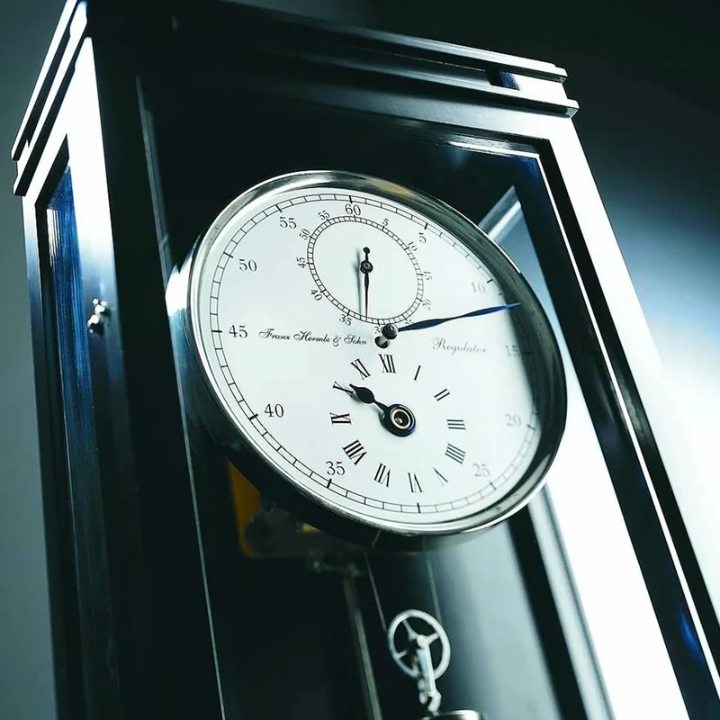 Hermle Wanduhr 93,7x26,0x13,0 cm Holz • 31-Tage Laufwerk • Präzisions-Regulator